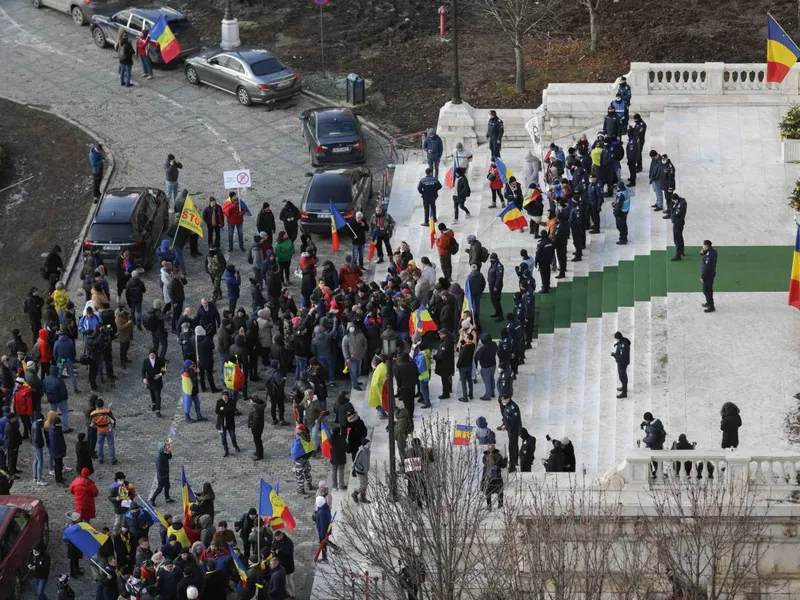 Protestatarii AUR au spart cordonul de jandarmi şi au intrat în curtea Parlamentului. Foto Inquam Photos/Octav Ganea