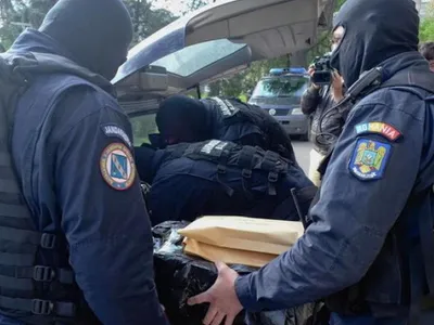 În urma percheziţiilor au fost identificate mai multe bunuri şi înscrisuri cu valoare probatorie, printre care 28 carduri de bancare de combustibil şi de credit - Foto: Poliţia Română