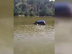 O șoferiță care a plonjat cu mașina în lacul Ciric din Iași a fost salvată de un polițist local Foto: captură video