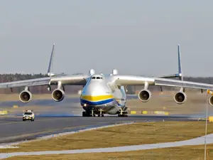 Antonov AN-225 Mriya, cel mai mare avion cargo din lume, a aterizat la București. / Foto: airlinestravel.ro