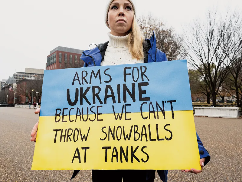 O protestatară ține o pancartă care pledează pentru ajutor pentru Ucraina, la Washington, în fața Casei Albe - Foto: Profimedia Images