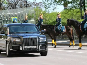 Kortezh seamănă cu un Rolls Royce Phantom împerecheat cu un Mercedes S-Klasse, la nivelul blocurilor optice spate