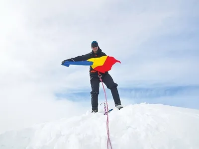 Pe ghețarul Snæfellsjökull,  locul în care începe acțiunea în volumul lui Jules Verne,  „Călătorie spre centrul Pământului“