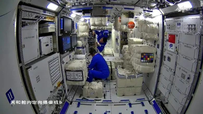 Vehiculul spaţial Shenzhou-13 a andocat cu succes la staţia spaţială chineză. / Foto: cnn.com