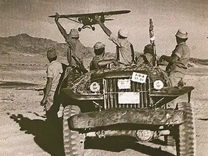 Trupele israeliene salutând un avion francez, în timpul conflictului cu Egiptul, din 1956.