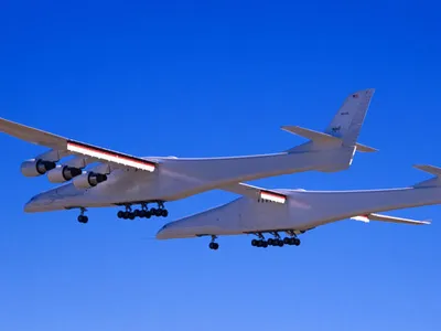 Cel mai mare avion din lume, la al doilea zbor. Aripile, mai lungi decât un teren de fotbal/FOTO: Stratolaunch