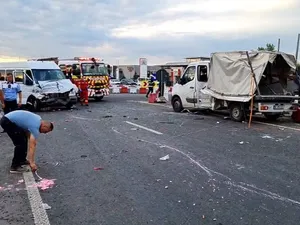 Un microbuz s-a izbit de un camion în sensul giratoriu de la Leţcani: 9 persoane au ajuns la spital/FOTO: ziaruldeiasi.ro