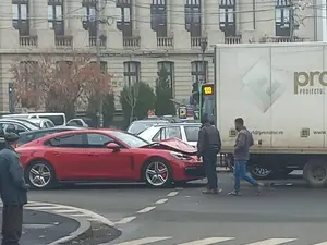 Neatenția costă! Un șofer și-a făcut Porsche-ul mai „aerodinamic”. L-a înfipt sub un camion - Foto: Facebook/Info Trafic Bucuresti si Ilfov