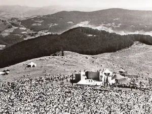 Târgul de Fete de pe Muntele Găina, imagine din 1963 - Foto: Alexandru (Sandu) Mendrea