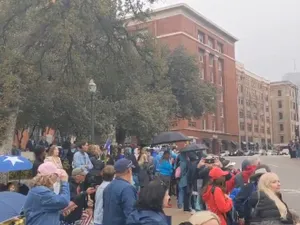 Membrii QAnon s-au strâns la Daley Plaza din Dallas, unde a fost împușcat JFK în 1963. FOTO: Captură video