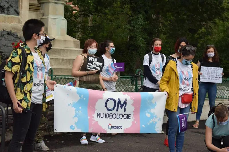 Imagine de la protestul comunității LGBT, după ce legea a trecut de Parlament,. Sursa foto: Asociația Accept