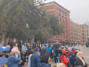 Membrii QAnon s-au strâns la Daley Plaza din Dallas, unde a fost împușcat JFK în 1963. FOTO: Captură video