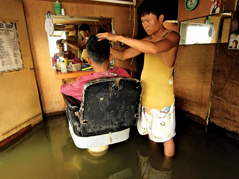 O frizerie din Manila, Filipine, după furtuna tropicală Ketsana din 2009