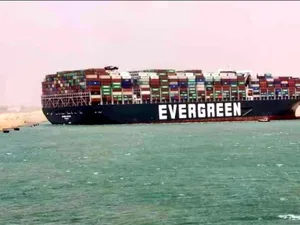 Peste 150 de nave blocate după ce un portcontainer a eşuat în Canalul Suez / container news