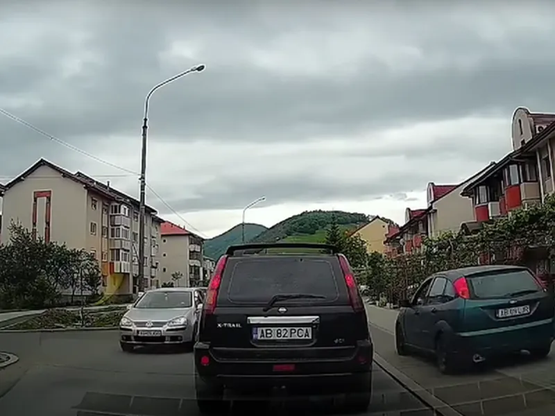 Un șofer și-a luat trotuar. N-a avut răbdare să stea în trafic, a depășit în viteză pe dreapta - Foto: captură video