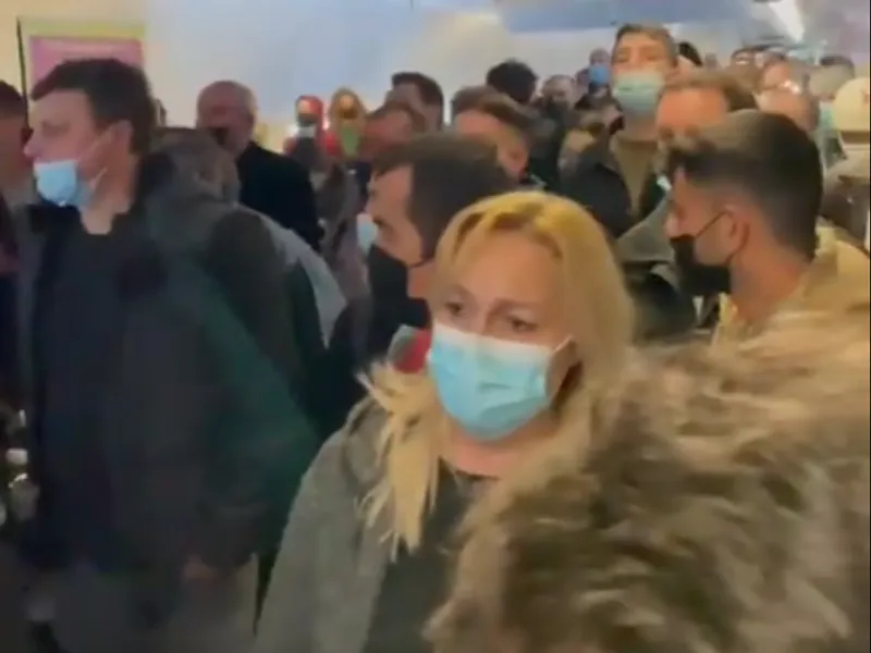 VIDEO Aglomerație la aeroportul Otopeni - terminalul Sosiri/FOTO: Facebook/RazvanPascu