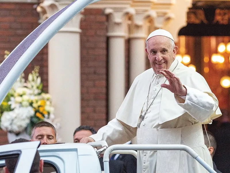 apa Francisc salută mulțimea din București. Este prima vizită a unui suveran pontif din ultimii 20 de ani - Foto: Inquam Photos