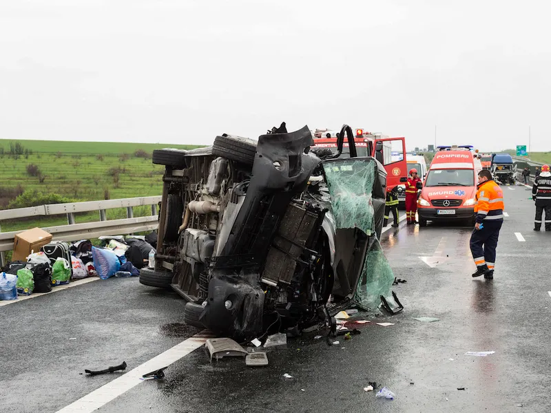 În accident au fost implicate două autovehicule şi sunt înregistrate cinci victime, două dintre acestea fiind încarcerate şi în stare de inconştienţă - Foto: INQUAM PHOTOS/ Cornel Putan