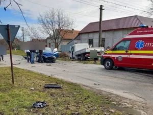 O autoutilitară a spulberat o mașină într-o intersecție a două străduțe din orașul Nădlac. - Foto: Facebook/Pompierii Orașului Nădlac