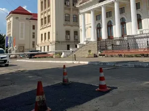 Pentru strada din fața UMF nu sunt bani. Se fac doar petice. Întreg inelul din jurul universității arată catastrofal. 300 de metri mai încolo, pe o stradă cu cinci case, primarul și-a turnat covor asfaltic prin fața curții sale. Foto ReporterIS