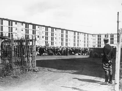 Lagărul de la Drancy, undau ajuns membrii familiei lui Samuel Berger, înainte să fie deportați la Auschwitz și omorâți. Sursa imagine: Wikipedia/File:Bundesarchiv Bild 183-B10919, Frankreich, Internierungslager Drancy