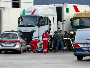 Doi șoferi români de TIR, colegi de cabină, s-au bătut și tăiat în Austria. Poliția a atacat mașina - Foto: krone.at