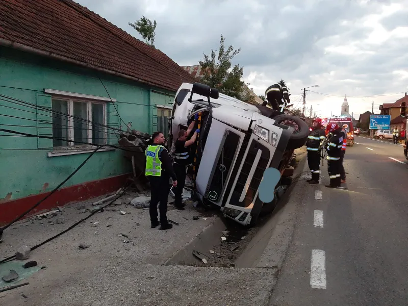 Șoferul unui camion care circula pe DN 1C, în zona localității Seini, județul Maramureș, a pierdut controlul direcției. / Foto: infotraficromania.ro