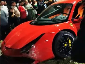 Pe Miraj Tzunami l-a luat valul cu Ferrari-ul fratelui său, Tzancă Uraganu. Accident la ANAF Foto: Youtube