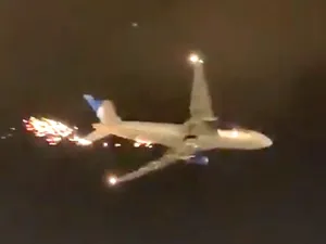 Un avion plin cu pasageri a decolat din New Jersey și a început să se dezintegreze în zbor. / Foto: airlive.net