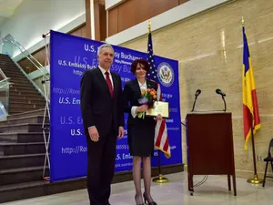 Mădălina Turza şi ambsadorul american Hans Klemm, în 2016. Atunci, activista a primit premiul „Femei curajoase” din partea Departamentului de Stat al SUA. FOTO: Madalinaturza.info