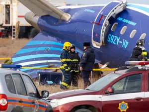 Au apărut imagini în care fuselajul aeronavei este găurit ca și cum s-ar fi tras în el Foto: profimediaimages.ro