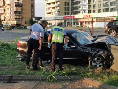 Accident mortal în Constanța: Un Mercedes a sărit din giratoriu și s-a înfipt într-un stâlp. / Foto: SAJ Constanța