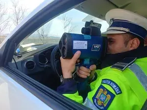 Doi tineri șoferi, prinși cu 165 km/h pe Autostrada Transilvania. / Foto: Inquam Photos