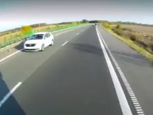 Mașina care mergea pe contrasens pe A2 - Foto: Captură Video