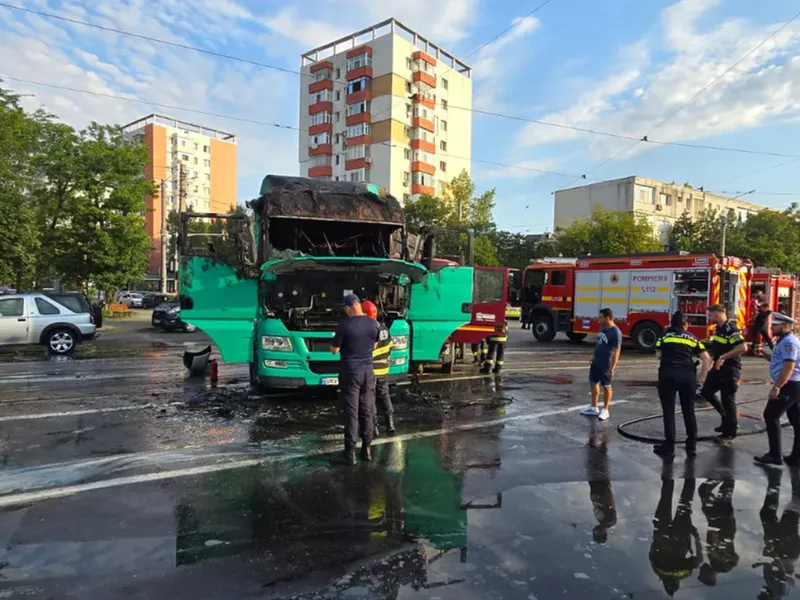 VIDEO Accident cu un camion și două mașini, într-o intersecție din Iași, urmat de un incendiu - Foto: bzi.ro