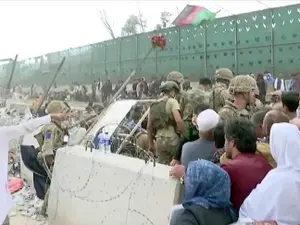 Mii de afgani stau zi și noapte lângă zidurile aeroportului din Kabul /Foto: aa.com.tr