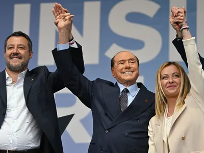 De la stânga la dreapta, Matteo Salvini (Liga), Silvio Berlusconi (Forza Italia) și Giorgia Meloni (Fratelli d’Italia) - Foto: Profimedia