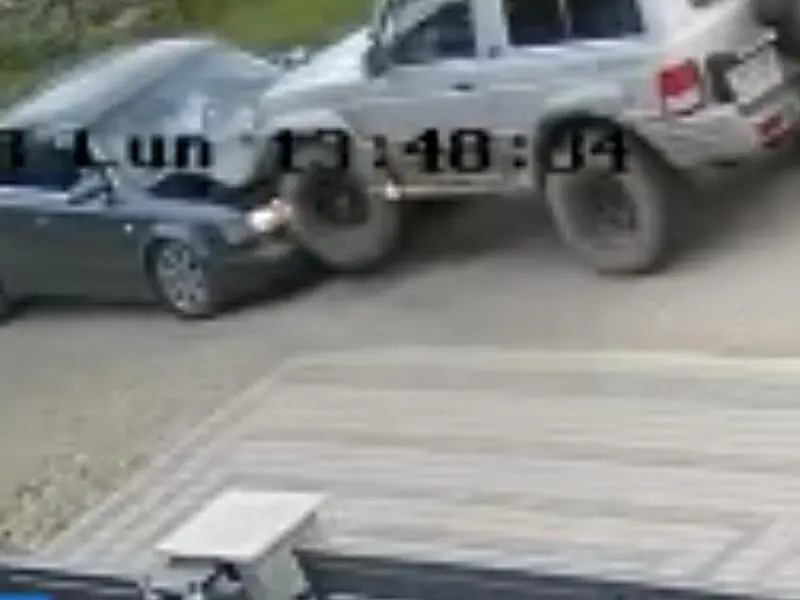 Soțul s-a urcat intenționat cu mașina pe automobilul soției. La bord, se afla și fiica lor - Foto: captură video