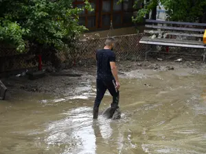 Pericol de viituri. Unde sunt locuinţe cu declaraţii pe proprie răspundere. Sunt pe cursul apei - Foto: INQUAM PHOTOS/Alex Nicodim