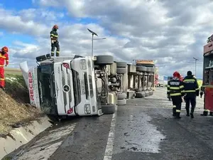 Un TIR cu mandarine s-a răsturnat la Suceava. / Foto: Info Trafic 24, Facebook