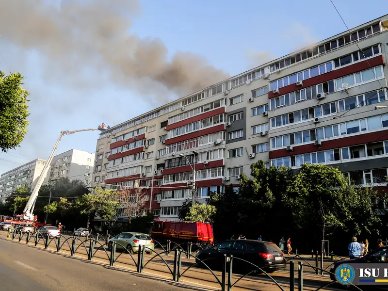 Incendiu în Piața Delfinului din București, cu mari degajări de fum/FOTO: Facebook/ISU