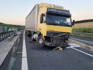 Unui TIR i-a explodat roata dreapta față pe A1 Sibiu-Deva. A rupt parapetul până pe contrasens. / Foto: infotraficromania.ro