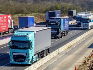 Criza post-Brexit de șoferi de TIR: Londra s-a sucit, va acorda 10.500 de vize temporare de muncă. / Foto: ft.com