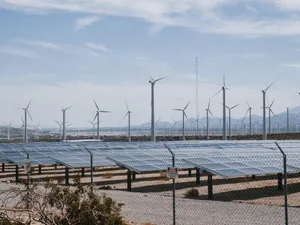 În ce cazuri vrea Guvernul să taxeze energia produsă cu panouri fotovoltaice și sisteme eoliene. / Foto: pexels.com