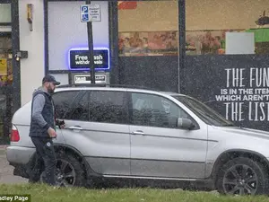 Adrian Preda în timp ce-și parchează mașina de lux în Londra Foto: Daily Mail