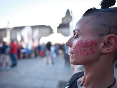 Rezistență  Proteste masive împotriva  certificatului verde  obligatoriu au avut loc  și în Italia, din august  până în octombrie - Foto: Getty Images