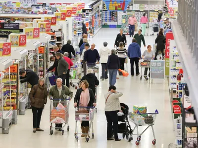 Plafonarea adaosurilor comerciale la alimentele de bază, prelungită. Ciolacu: „S-a temperat specula” - Foto: Profimedia Images/ Imagine cu caracter ilustrativ