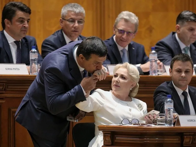 Acces de cavalerism al lui Niculae Bădălău, surprins sărutându-i mâna Vioricăi Dăncilă, șefa PSD și a Guvernului. Sursa foto: Inquam Photos - George Călin