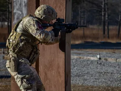 Soldat român reținut în timp ce își făcea antrenamentul cu pușca. Ce a făcut greșit? - Foto: Defense romania.ro / imagine cu caracter ilustrativ