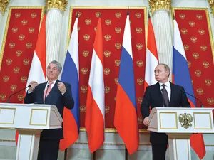 Președintele austriac Heinz Fischer (stânga) l-a primit pe Vladimir Putin la câteva luni după anexarea Crimeii - Foto: Profimedia Images